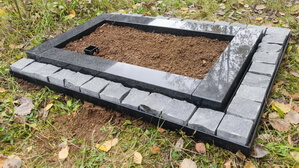 Стеклянный памятник вертикальный с прозрачным фоном и гранитнвой вазой с цветами